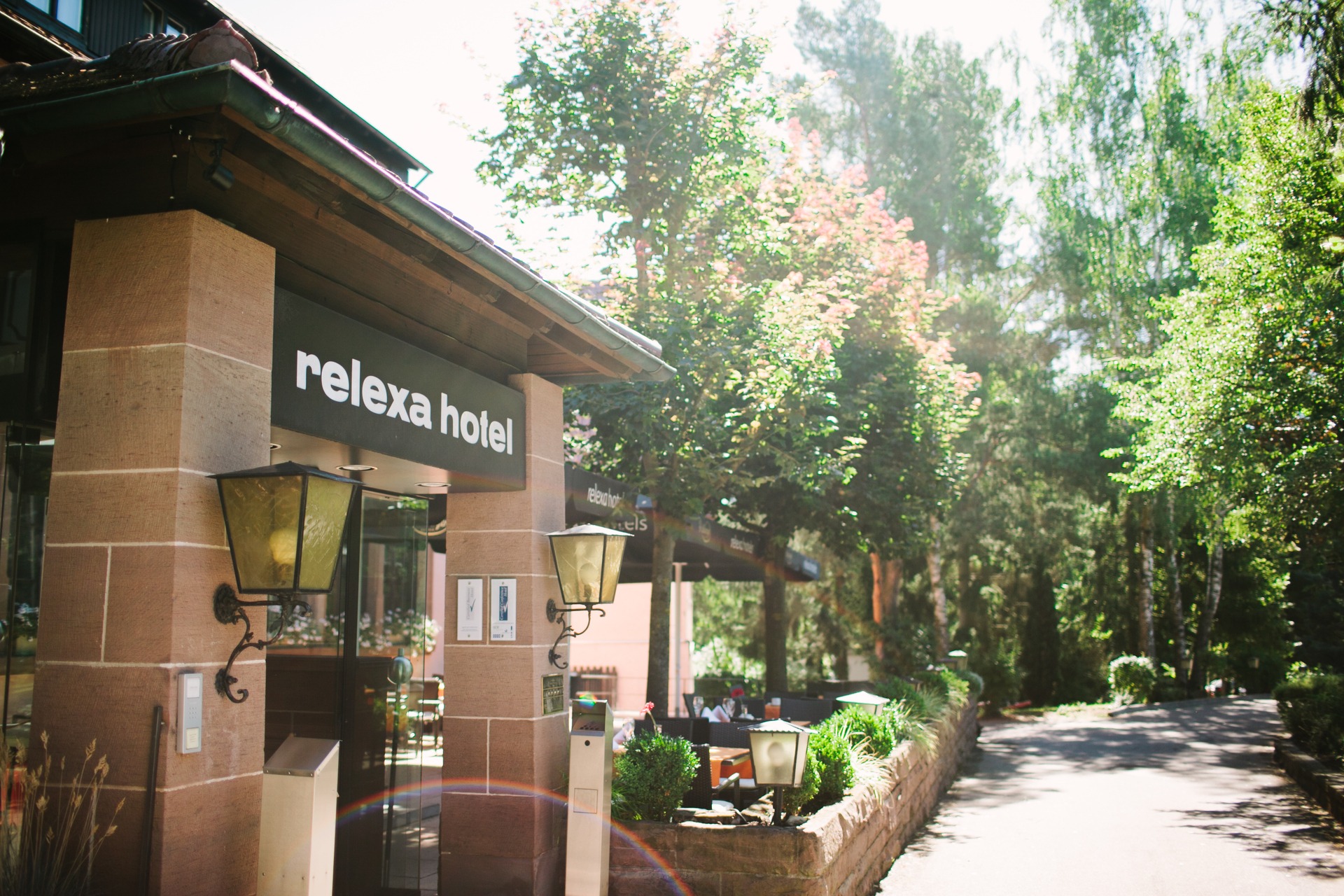 einfahrt-relexa-waldhotel-schatten-stuttgart