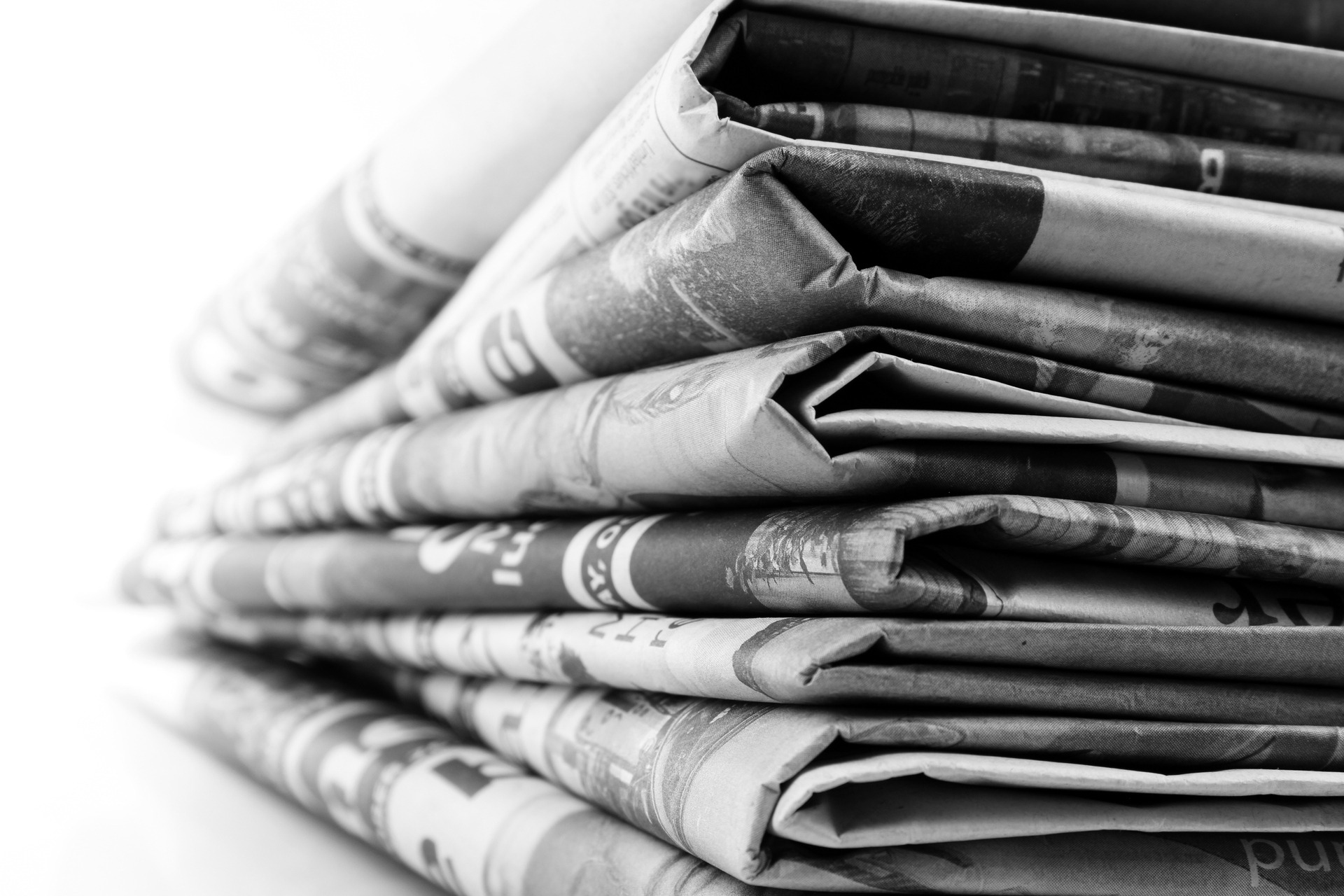 Stapel Zeitungen auf dem Tisch