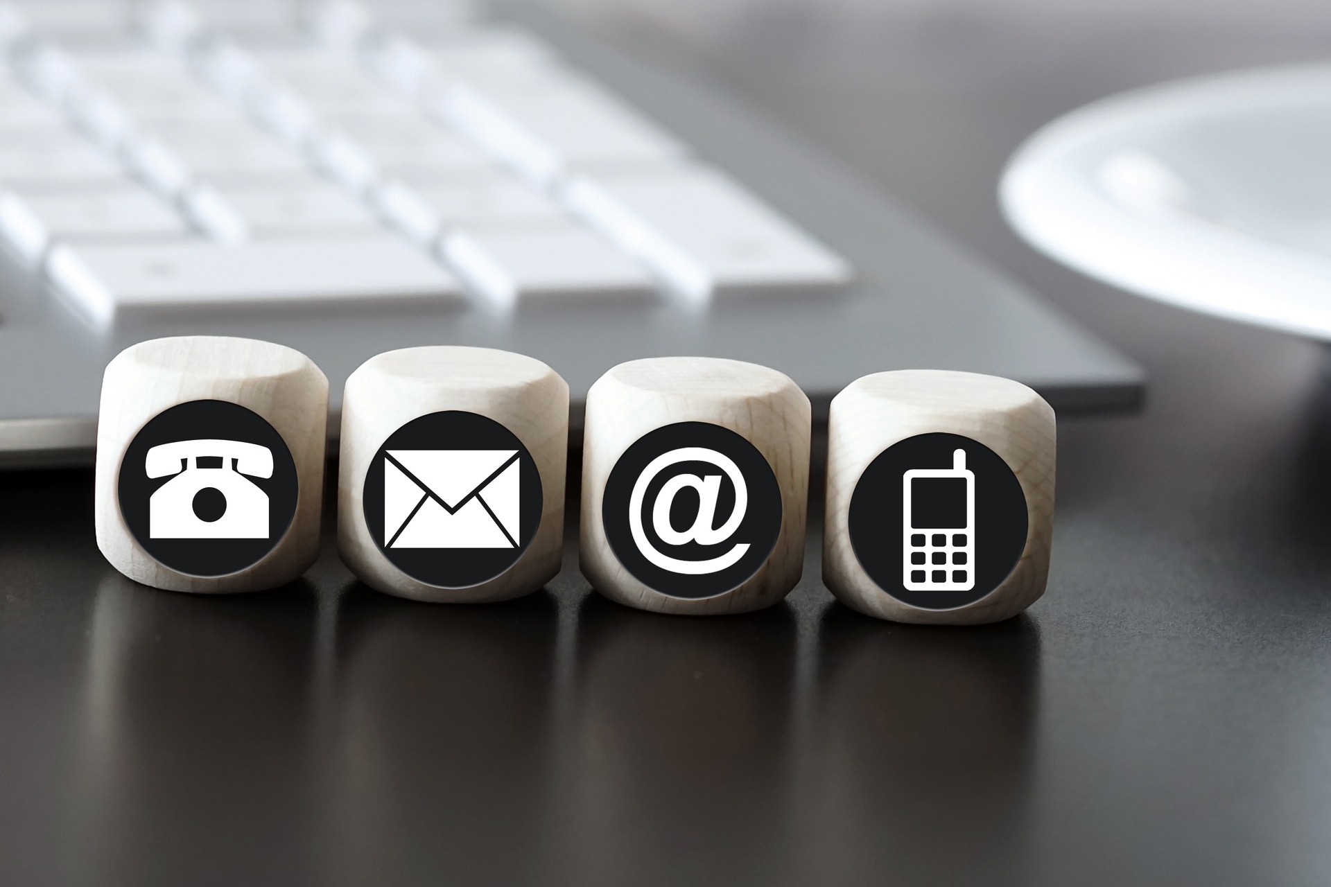 verschiedenen Kontaktsymbole auf Würfeln