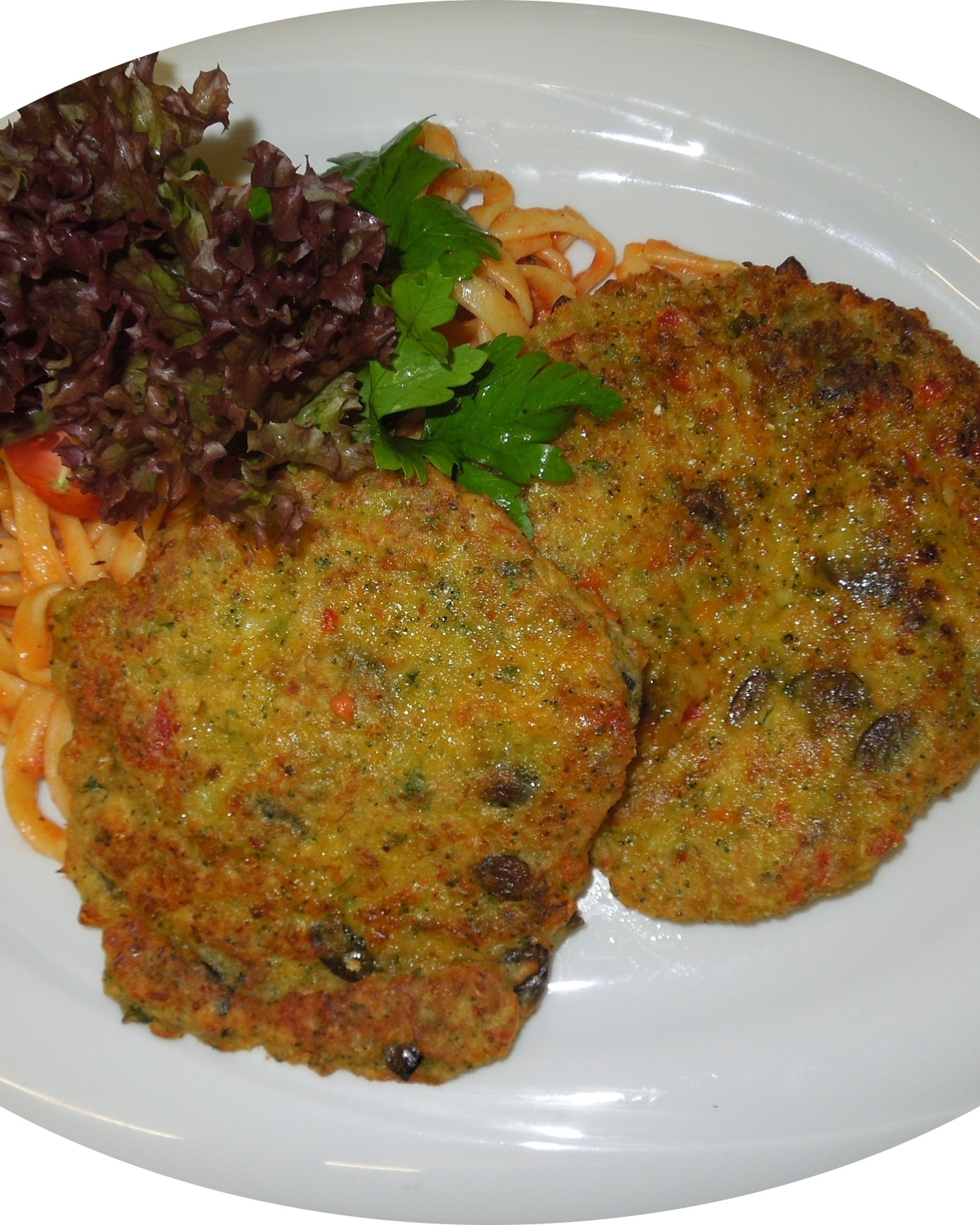 Gemüseschnitzel an Tomatenrahmnudeln