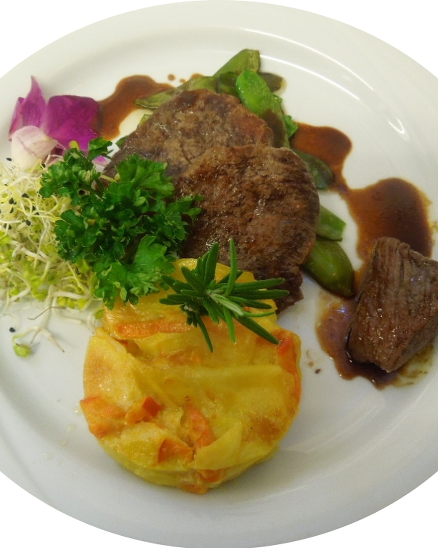 Rinderfiletmedaillons an glasierten Zuckerschoten