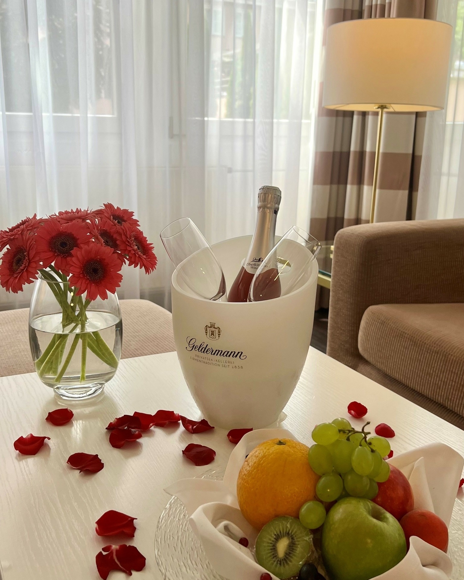 Romantische Deko mit Sekt und Blumen im relexa Waldhotel Stuttgart