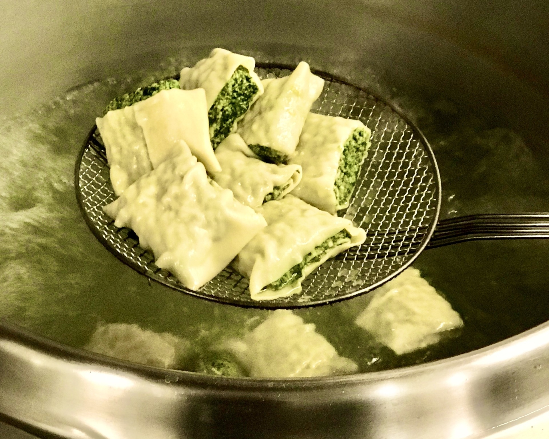 Maultaschenproduktion4 relexa Waldhotel Schatten