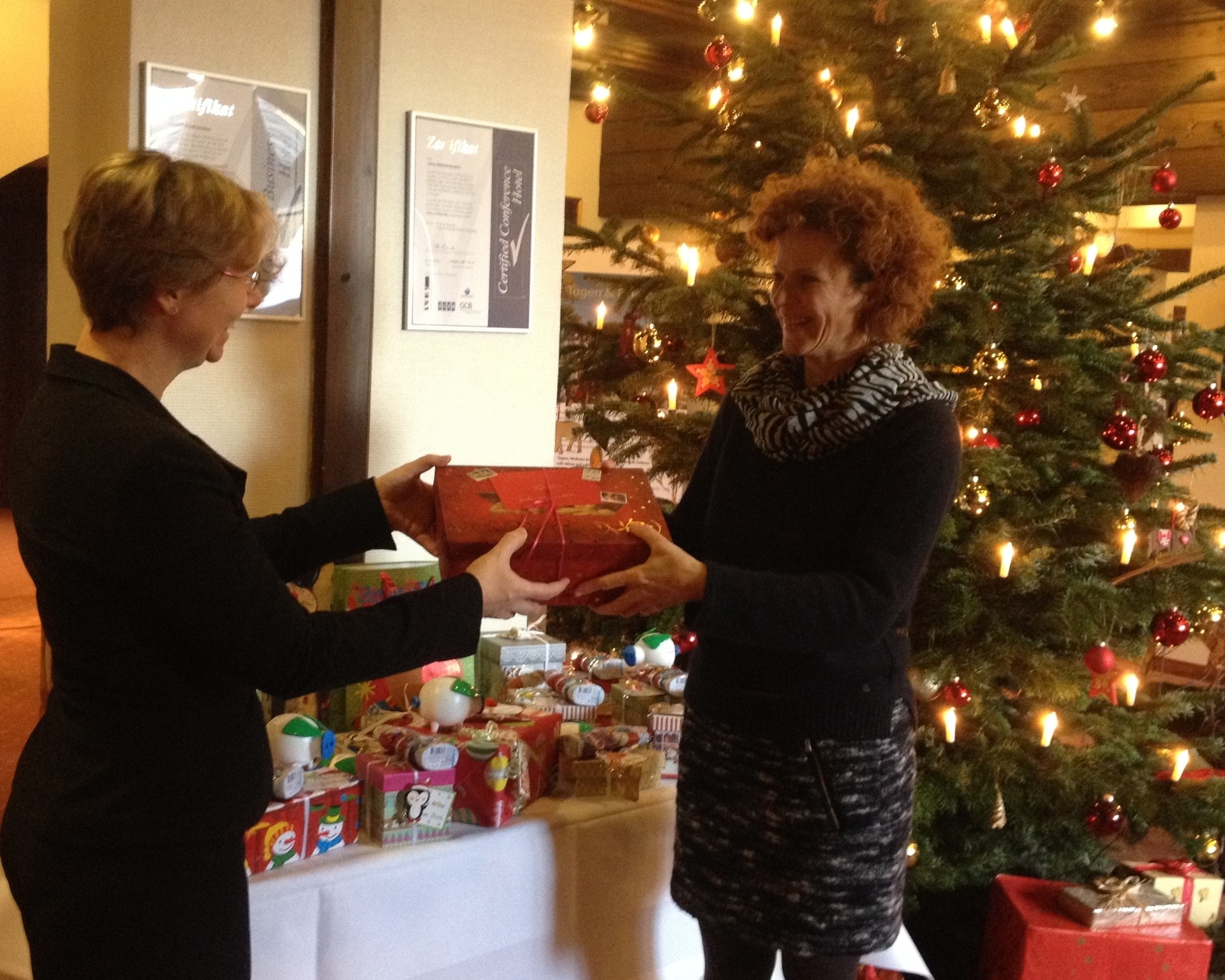 Geschenkeübergabe an das Jugendamt Stuttgart