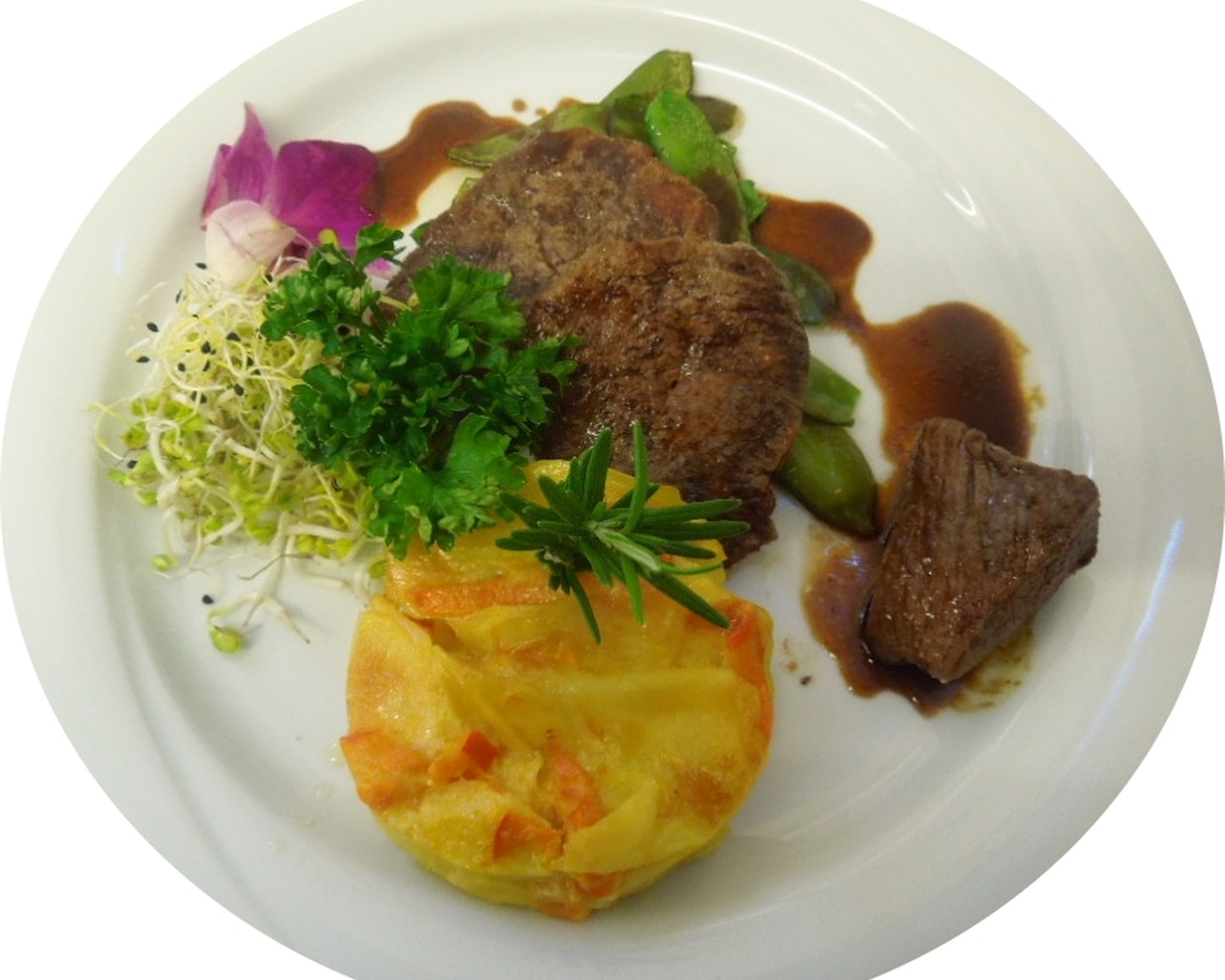 Rinderfiletmedaillons an glasierten Zuckerschoten