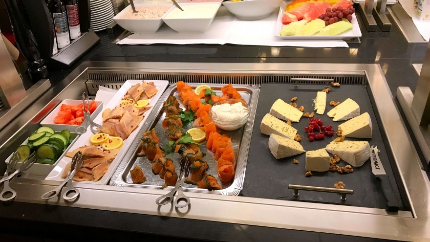 Käseplatte am Frühstücksbuffet