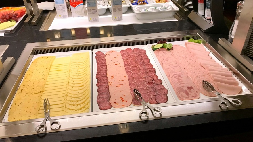 Wurst- und Käseplatten beim Frühstück