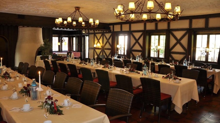 Kaminrestaurant, vorbereitet für eine Hochzeit